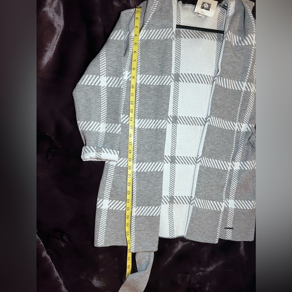 Anne Klein Cardigan
New with tags 
Size Medium - Picture 6 of 6